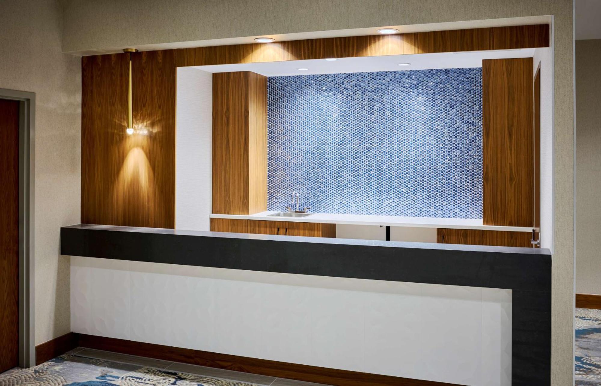 Doubletree By Hilton Windsor, On Hotel Exterior foto